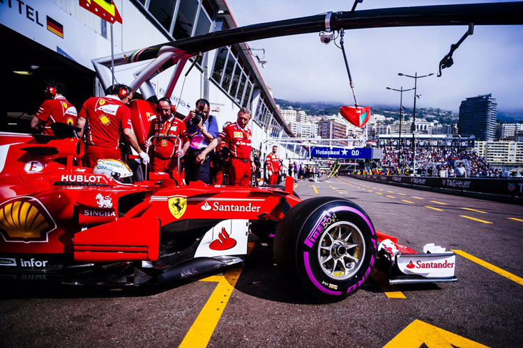 Sebastian Vettel geht für eine weitere Runde auf die Bahn