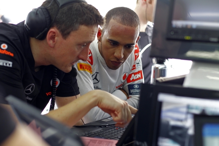 Lewis Hamilton beim Studium der Fahrzeugdaten.