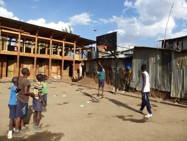 Pramac will den Basketballplatz im Slum Mathare mit Ihrer Hilfe erleuchten