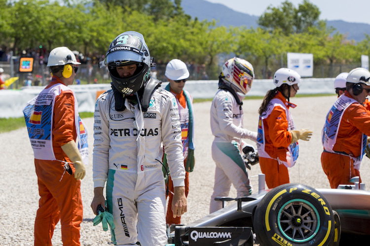 Nico Rosberg kurz nach dem Unfall mit Lewis Hamilton (hinten)