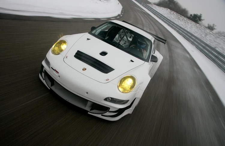 Wenns sein muss, fährt der neue Porsche auch auf auf Schnee 