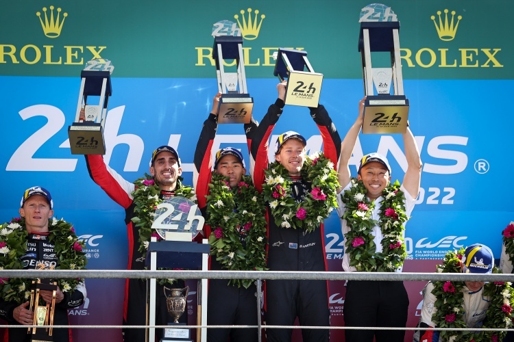 Die Sieger in Le Mans 2022: (v.li.) Sébastien Buemi, Ryo Hirakawa und Brendon Hartley - daneben Kazuki Nakajima