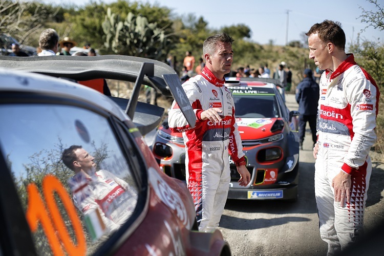 Sébastien Loeb (li.) im Gespräch mit dem Teamkollegen Kris Meeke