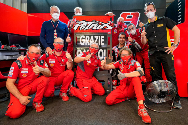 Abschiedsbild: Danilo Petrucci umgeben von seiner Ducati-Crew