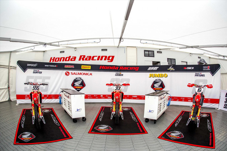 Die Präsentation des neuen Teams 'JM Racing Honda' im Paddock