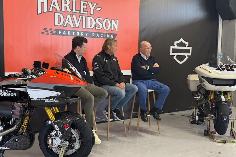 Offiziell: Dorna-Management Carmelo und Carlos Ezpeleta mit Harley-Präsident Jochen Zeitz