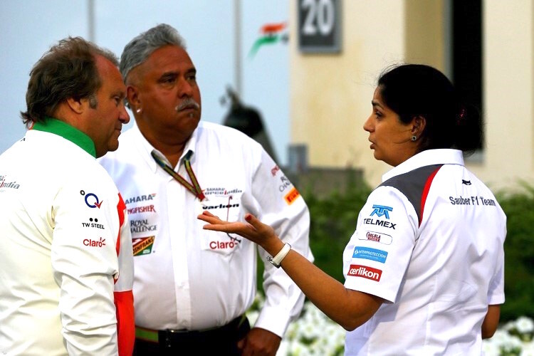 Bob Fernley und Vijay Mallya von Force India mit der früheren Sauber-Teamchefin Monisha Kaltenborn