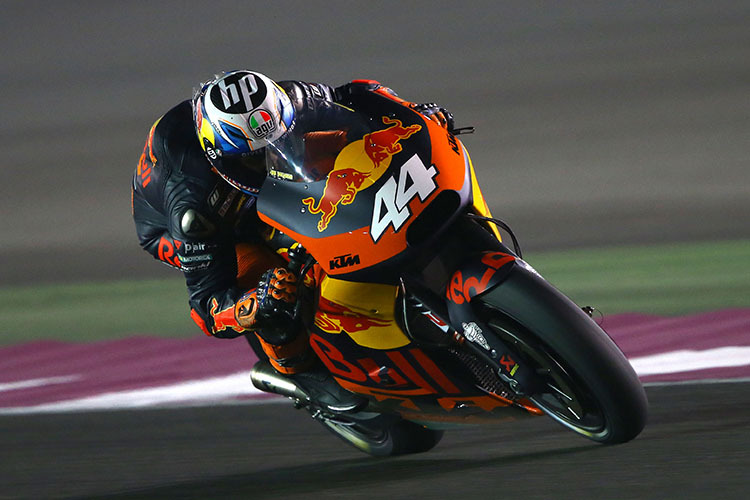 Espargaró mit der KTM RC16 unter dem Flutlicht von Katar