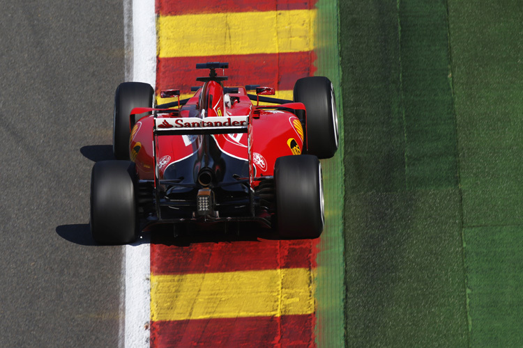 Vettel ganz keck: sein Ferrari ist nur noch mit zwei Rädern auf der eigentlichen Strecke
