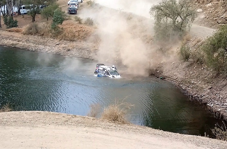 Der Ford Fiesta von Ott Tänak im mexikanischem Gewässer