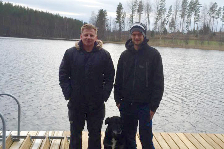 Teamchef Thomas Mayer (li.) besuchte Tatu Lauslehto in Finnland