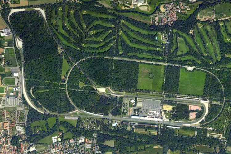 Monza von oben: Gut zu erkennen – die beigen Kiesbetten entlang der Bahn