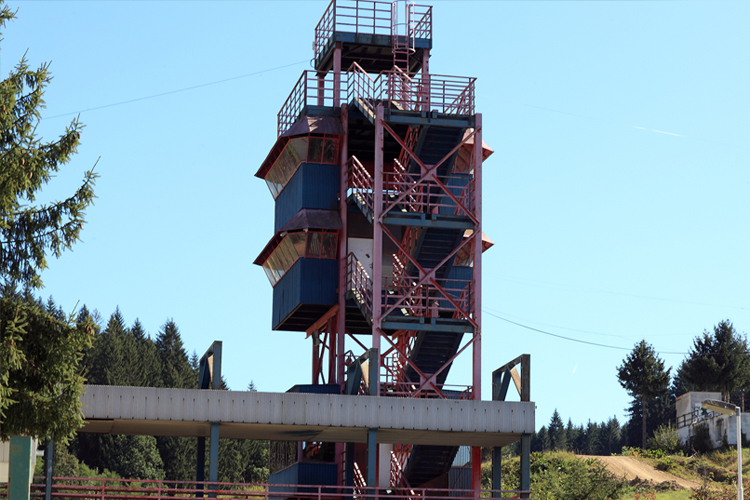 Der gewaltige Zielturm über der Strecke in Sverepec