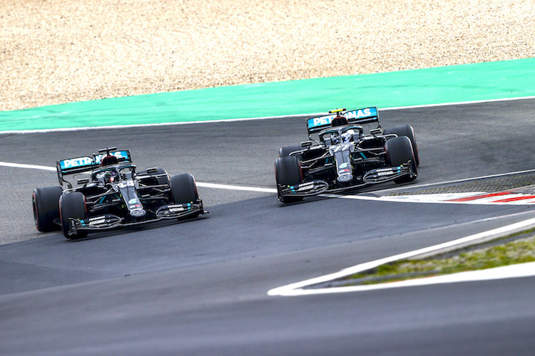 Die Mercedes von Lewis Hamilton und Valtteri Bottas kurz nach dem Start