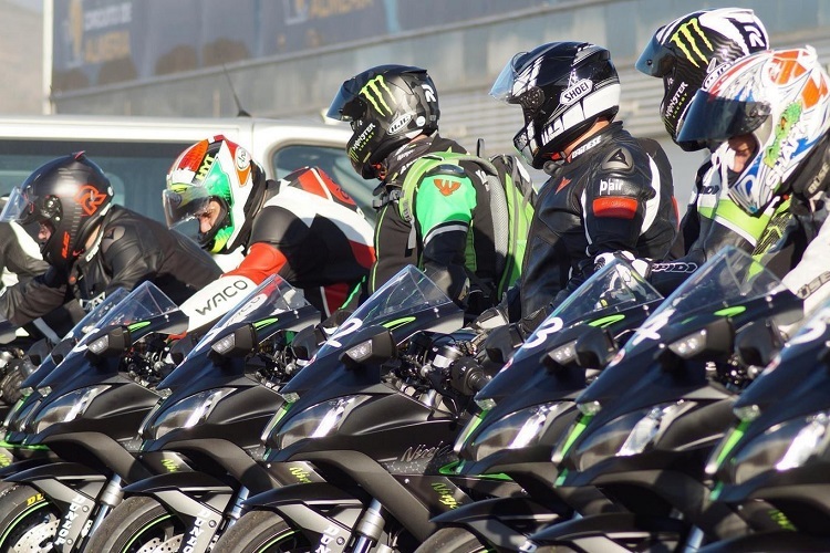 Eine Kawasaki auf der Rennstrecke von der Leine lassen: Das bietet die Ninja Academy an vier Terminen in Südspanien