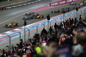 Kurz nach dem Start zum Sprint von Katar: Piastri vor Russell)