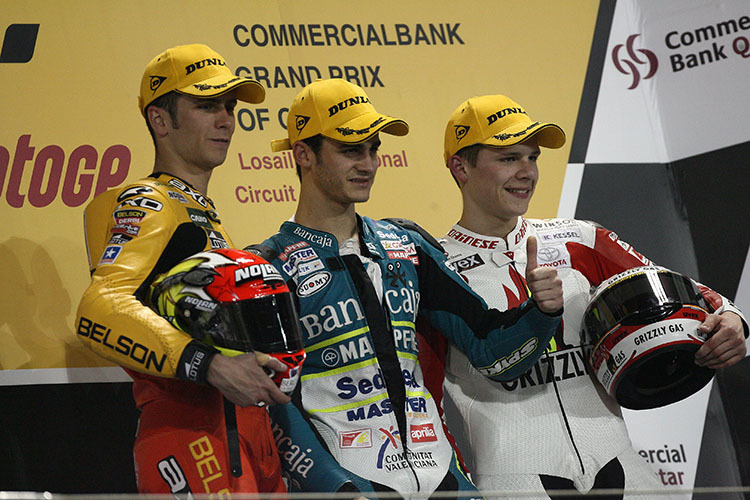 Stefan Bradl 2008 beim Katar-GP (125 cm): Platz 3 neben Joan Olivé (links) und Sieger Sergio Gadea