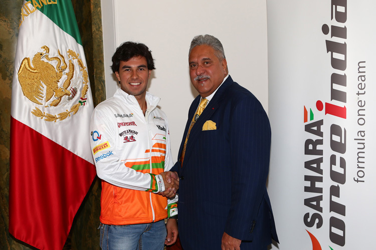 Sergio Pérez mit Force-India-Teambesitzer Vijay Mallya