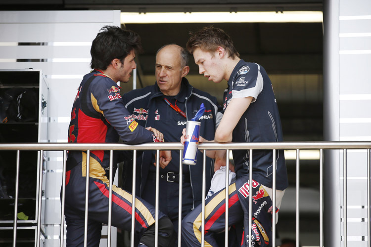 Toro Rosso-Teamchef Franz Tost zusammen mit seinen beiden Schützlingen Carlos Sainz und Daniil Kvyat