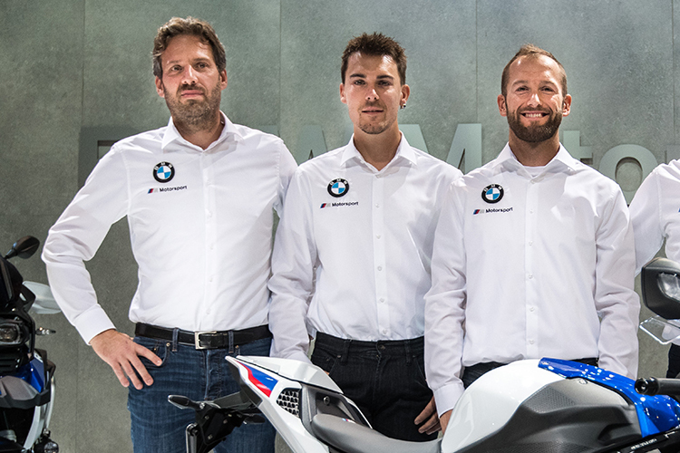 BMW-Rennchef Marc Bongers (li.) mit seinen Fahrern Markus Reiterberger (Mitte) und Tom Sykes