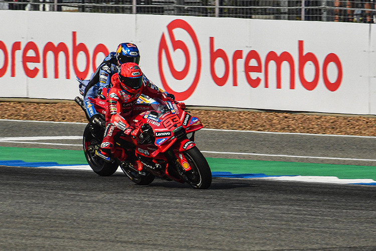 Der entscheidende Moment: Marc überholt seinen Bruder Alex und gewinnt in Buriram