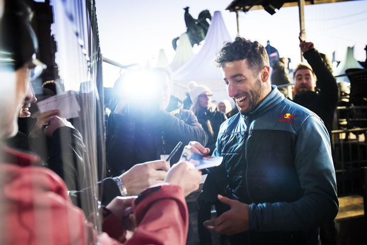 Daniel Ricciardo verteilte in Wien viele Autogramme