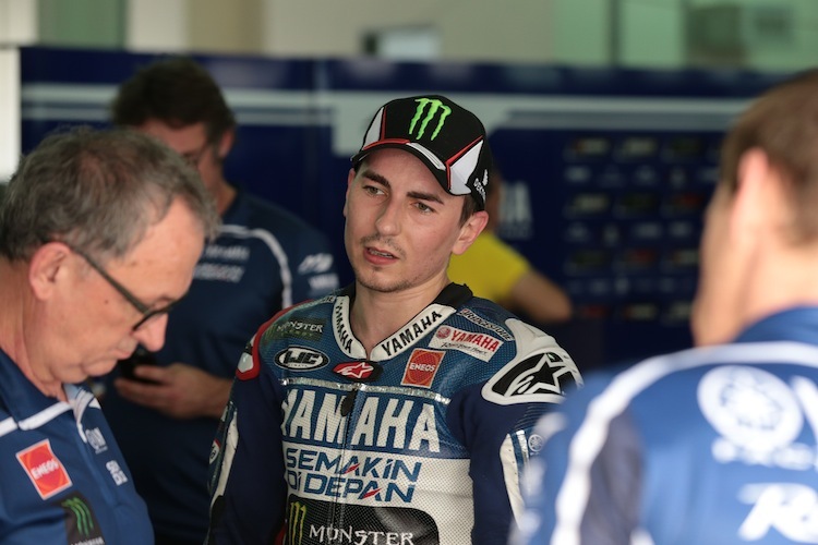 Jorge Lorenzo diskutiert mit seinem Yamaha-Team