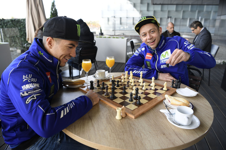 Bisher gutes Verhältnis: Rossi und Viñales bei einer Partie Schach