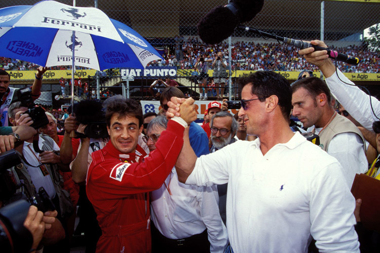 GP-Fan Sylvester Stallone (im Bild mit Jean Alesi) versteigert seinen Senna-Helm