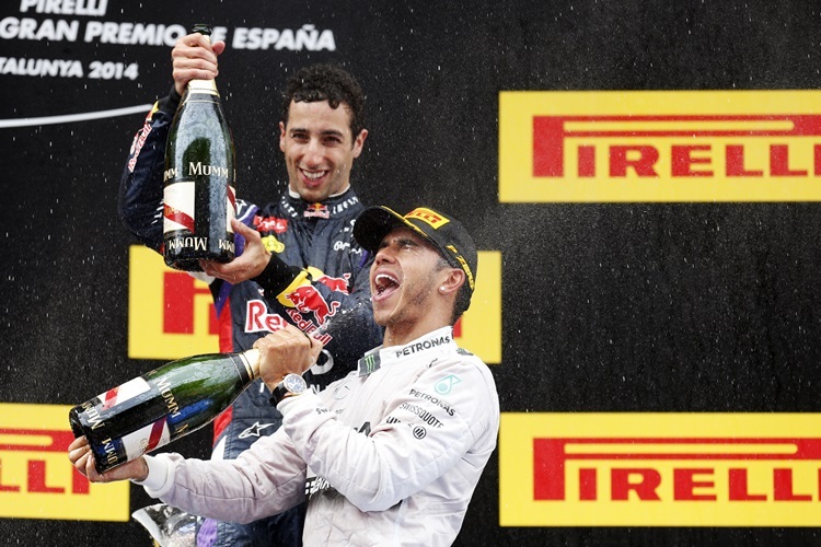 Die verdiente Champagnerdusche für Lewis Hamilton