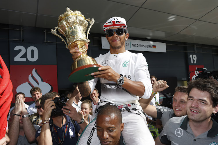 Lewis Hamilton etwas später: DAS ist ein Pokal