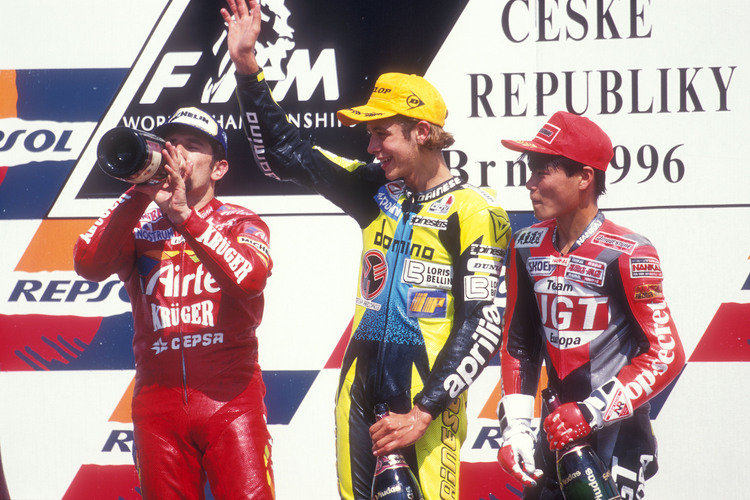 Zweiter Podestplatz, erster Sieg: Rossi in Brünn 1996 neben Jorge Martinez (links) und Tomomi Manako