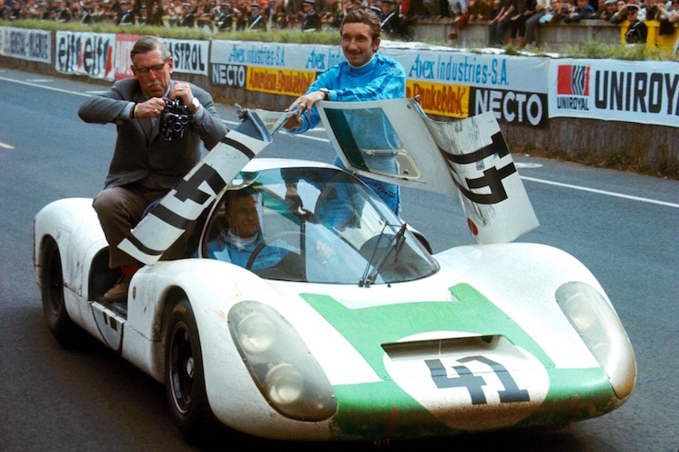 Jo Siffert (rechts auf Auto sitzend) nach den 24 Stunden von Le Mans 1967