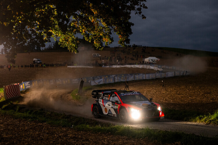 Weltmeister Thierry Neuville im Hyundai verlor mit einem Abflug wertvolle Zeit