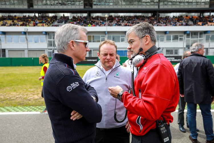 Mercedes-Teamchef Ulrich Fritz (MItte) mit BMW-Boss Jens Marquardt (li.) und Audi-Chef Dieter Gass