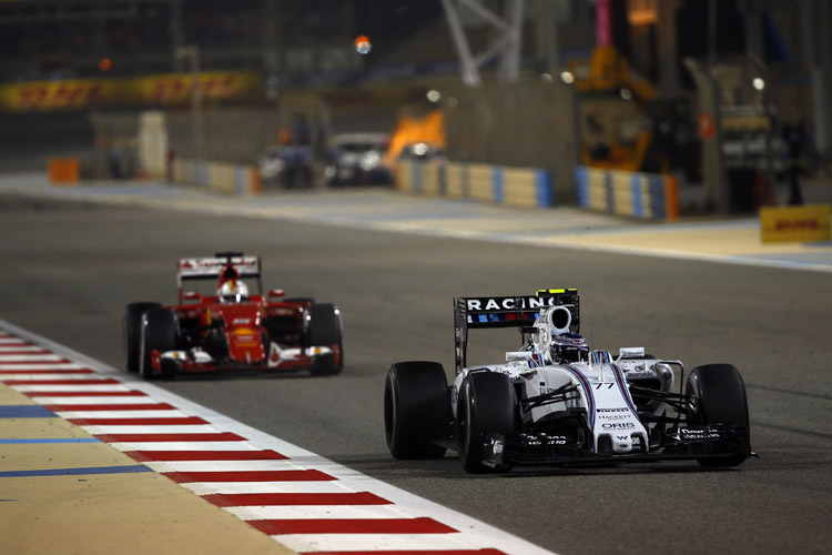 Starke Fahrt: Valtteri Bottas konnte den schnelleren Ferrari von Sebastian Vettel in Schach halten