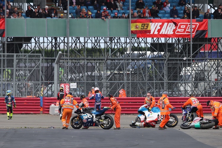 Sturz von vier Fahrern im hinteren Teil des Moto2-Feldes in der zweiten Kurve nach dem Start 