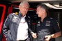 Red Bull-Motorsportberater Dr. Helmut Marko im Gespräch mit Red Bull Racing-Teamchef Christian Horner