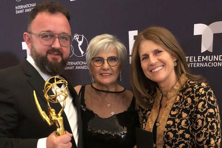 Michèle Mouton (Mitte) beim Emmy Award