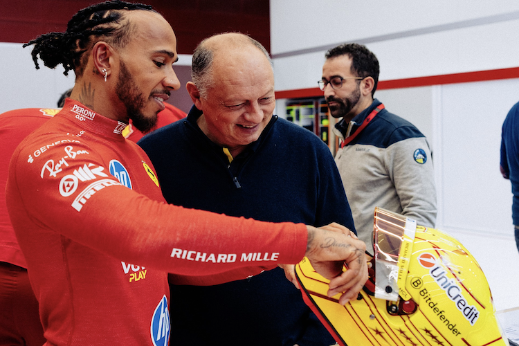 Lewis Hamilton mit Ferrari-Teamchef Fred Vasseur