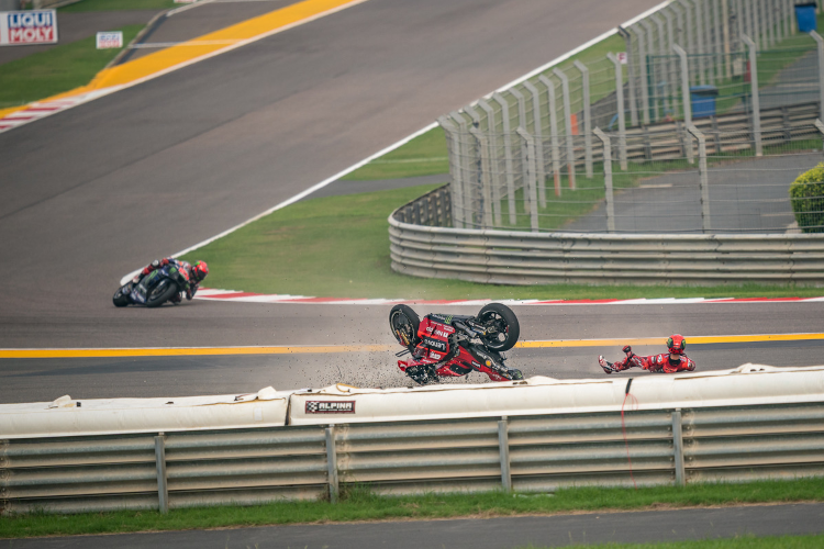 En deuxième position, le pilote d'usine Ducati s'est retrouvé dans le bac à graviers