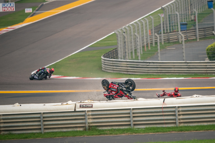 Auf Platz 2 liegend landete der Ducati-Werksfahrer im Kiesbett