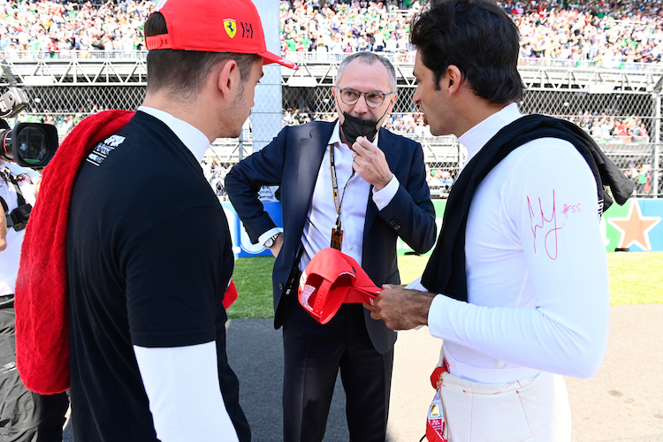 Stefano Domenicali mit Charles Leclerc und Carlos Sainz