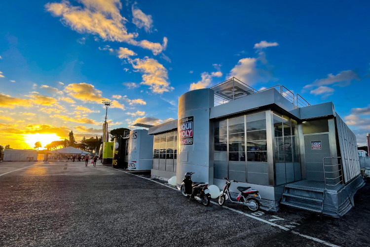 Die Sonne zeigt sich über dem MotoGP-Fahrerlager in Misano