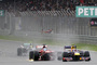 Zu Beginn des GP: Webber gegen Alonso im kaputten Ferrari