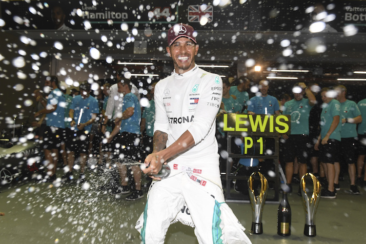 Lewis Hamilton durfte in Singapur den Sieg bejubeln – nachdem er im Qualifying auch Glück hatte