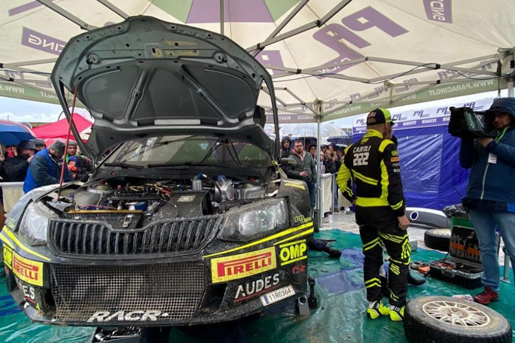 Tony Cairoli neben seinem Škoda Fabia R5 WRC