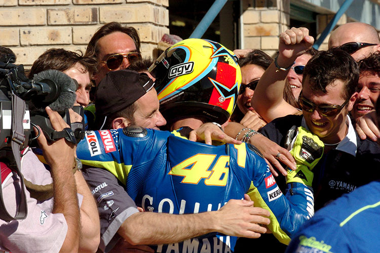 Rossi: Riesenjubel nach dem ersten Yamaha-Sieg in Welkom 2004