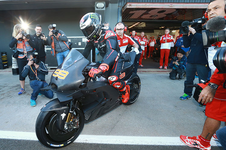 Im November 2016 schwang sich Jorge Lorenzo erstmals auf eine MotoGP-Ducati