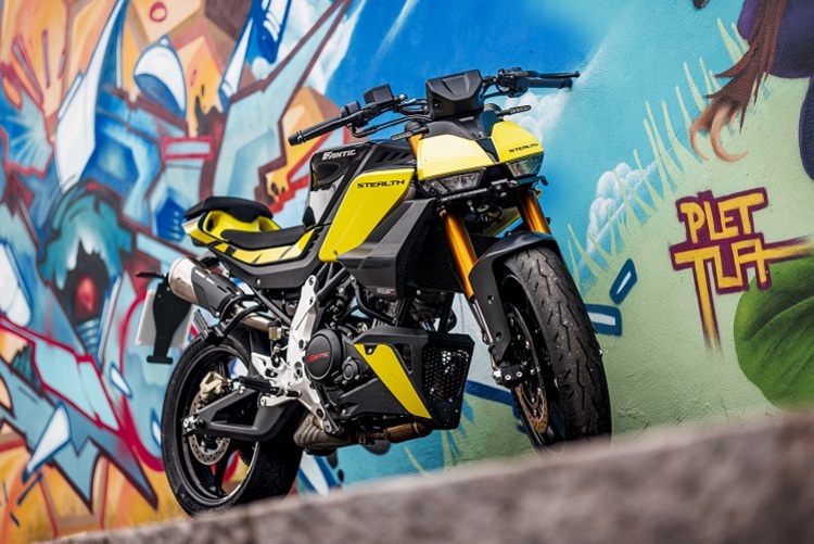 Fantic Stealth 500: Naked Bike mit zusammengekniffenem Blick